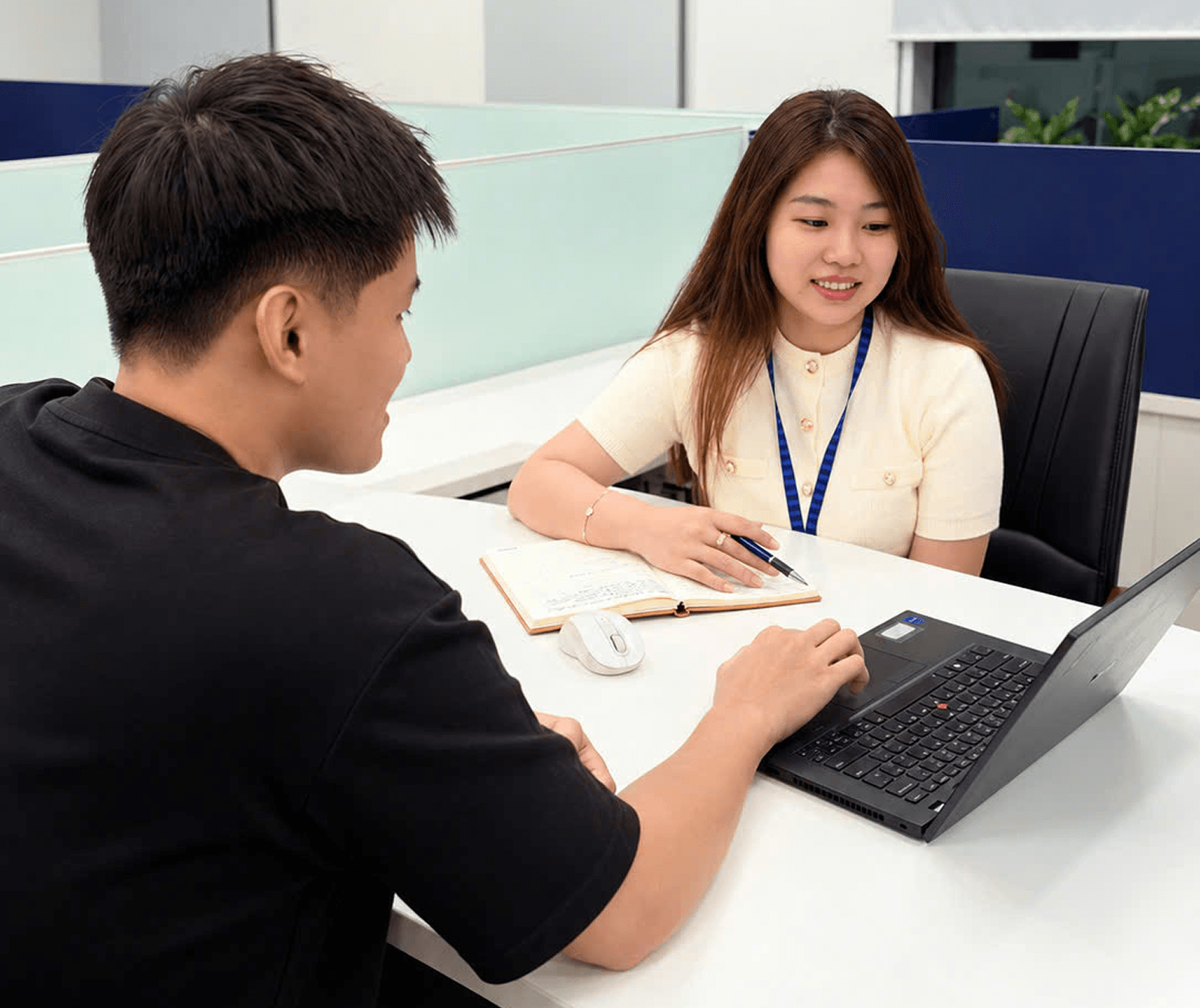Chị Trâm & Intern 1.png