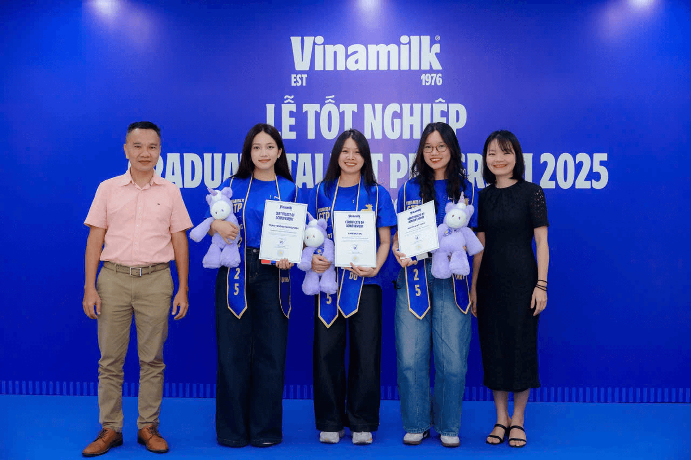 Quỳnh - tốt nghiệp 1.png